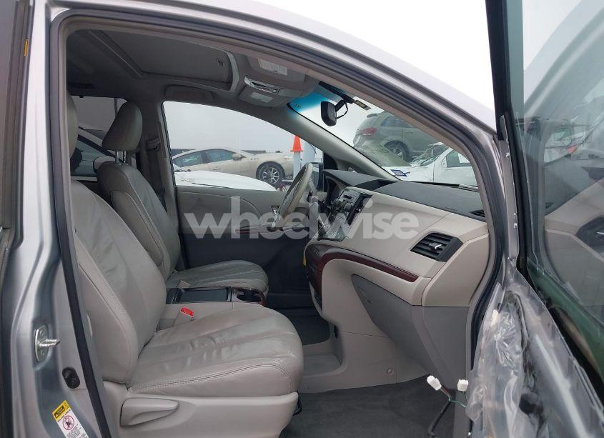 Photo 5 of 2011 Toyota Sienna XLE V6 (VIN 5TDYK3DC6BS134997)