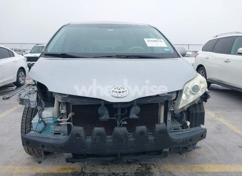 Photo 6 of 2011 Toyota Sienna XLE V6 (VIN 5TDYK3DC6BS134997)