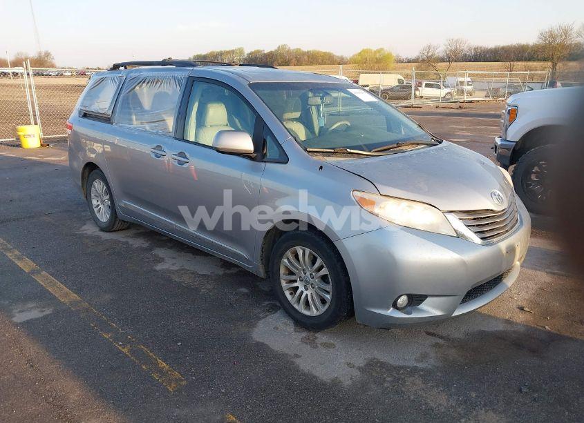 2011 Toyota Sienna XLE V6 (VIN 5TDYK3DC6BS144395) main photo