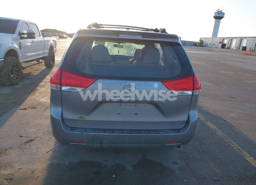 Photo 16 of 2011 Toyota Sienna XLE V6 (VIN 5TDYK3DC6BS144395)