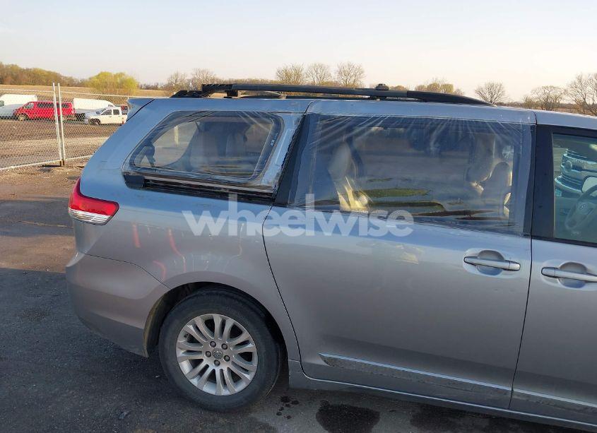 Photo 17 of 2011 Toyota Sienna XLE V6 (VIN 5TDYK3DC6BS144395)