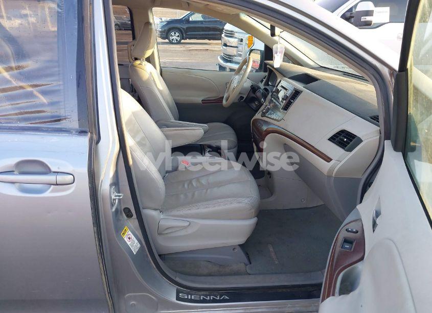 Photo 5 of 2011 Toyota Sienna XLE V6 (VIN 5TDYK3DC6BS144395)