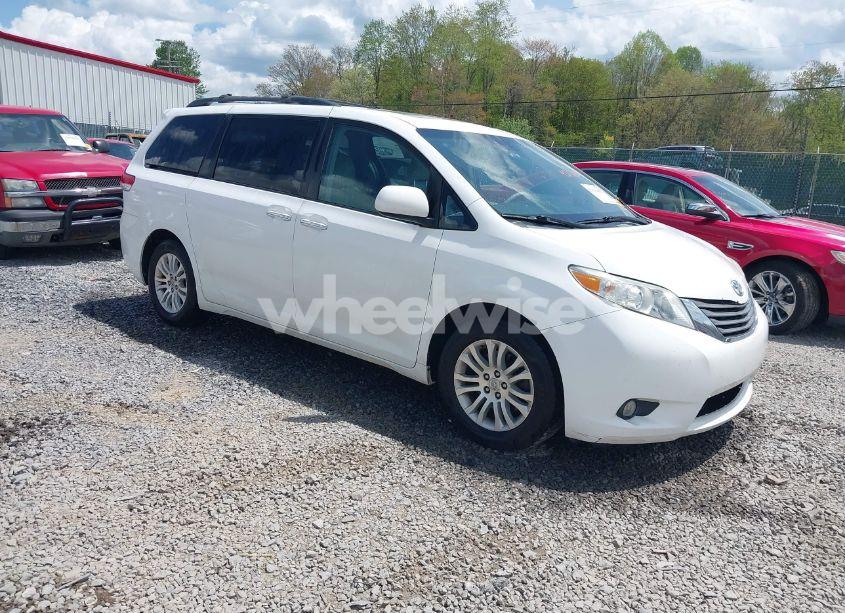 2011 Toyota Sienna XLE V6 (VIN 5TDYK3DC6BS172939) main photo