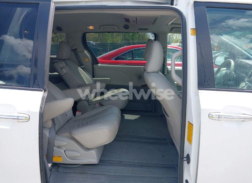 Photo 8 of 2011 Toyota Sienna XLE V6 (VIN 5TDYK3DC6BS172939)