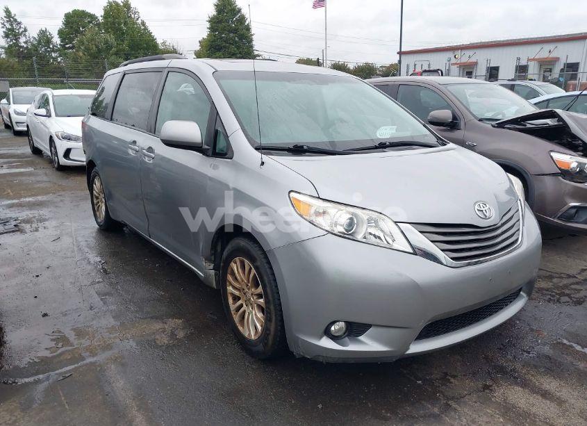 2012 Toyota Sienna XLE V6 8 PASSENGER (VIN 5TDYK3DC6CS243008) main photo