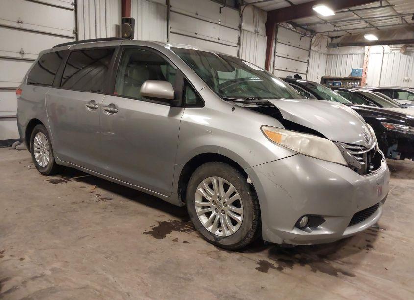 2013 Toyota Sienna XLE/LIMITED (VIN 5TDYK3DC6DS341523) main photo
