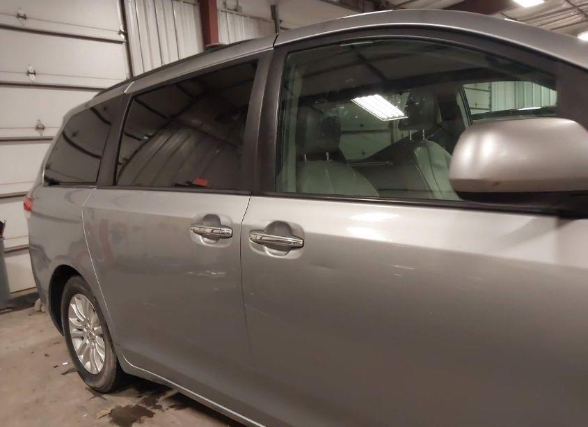 Photo 14 of 2013 Toyota Sienna XLE/LIMITED (VIN 5TDYK3DC6DS341523)