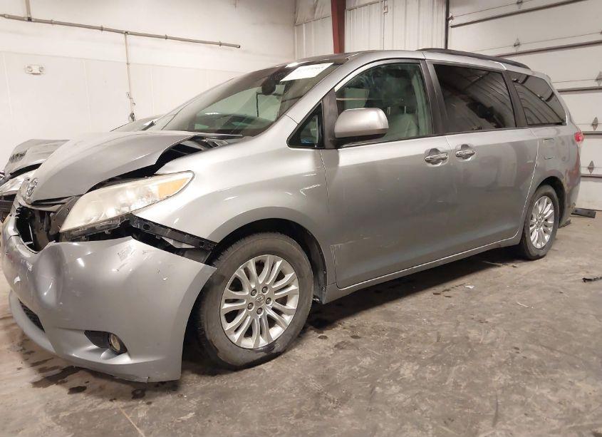 Photo 2 of 2013 Toyota Sienna XLE/LIMITED (VIN 5TDYK3DC6DS341523)