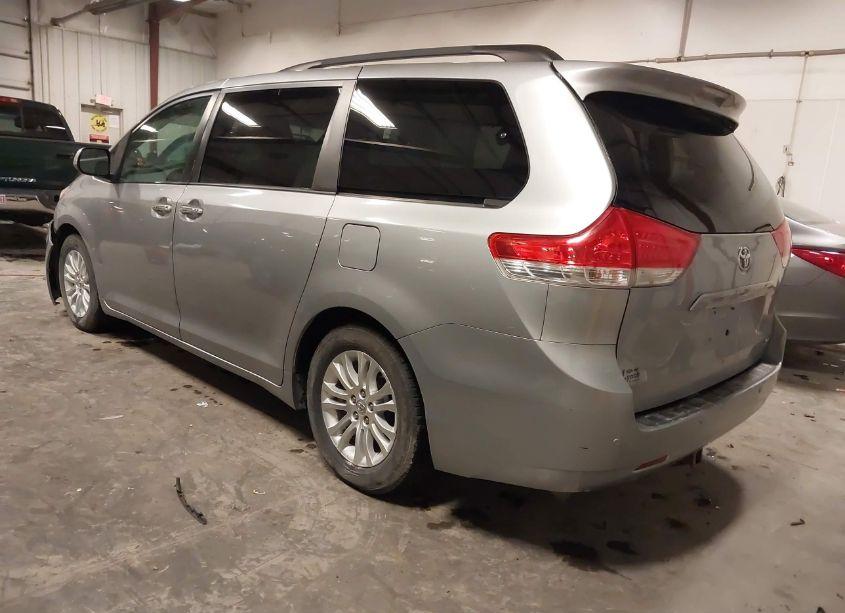 Photo 3 of 2013 Toyota Sienna XLE/LIMITED (VIN 5TDYK3DC6DS341523)