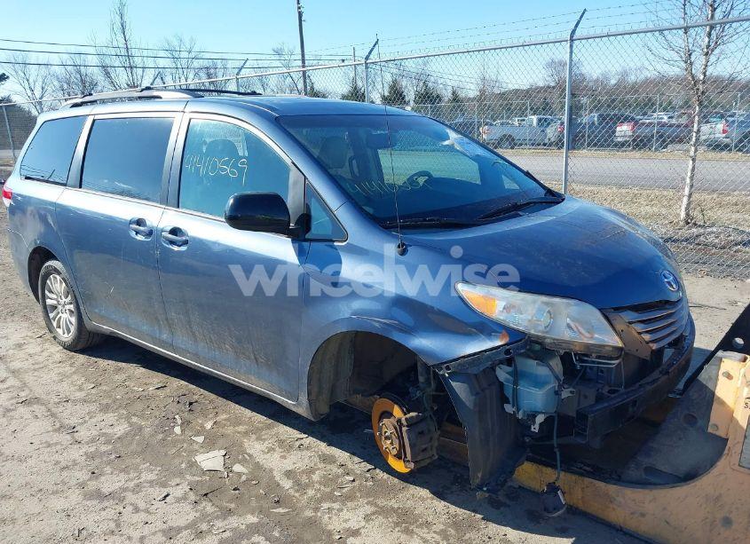 2013 Toyota Sienna XLE V6 8 PASSENGER (VIN 5TDYK3DC6DS401140) main photo