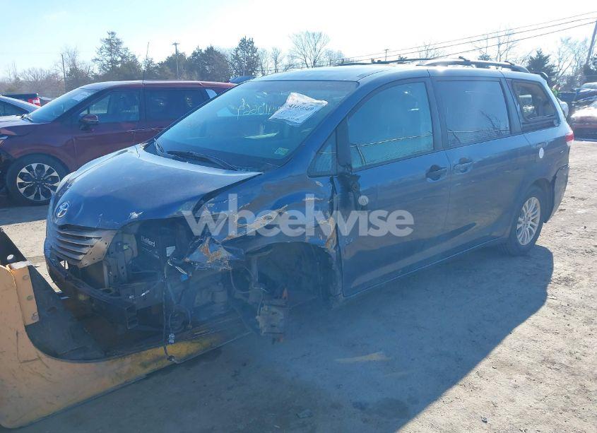 Photo 2 of 2013 Toyota Sienna XLE V6 8 PASSENGER (VIN 5TDYK3DC6DS401140)