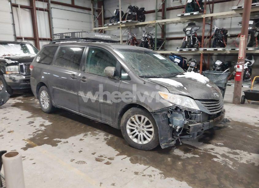 2014 Toyota Sienna XLE V6 8 PASSENGER (VIN 5TDYK3DC6ES410602) main photo
