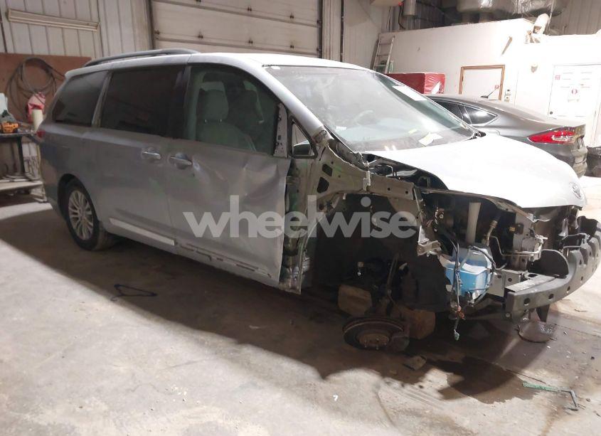 2014 Toyota Sienna XLE V6 8 PASSENGER (VIN 5TDYK3DC6ES444443) main photo