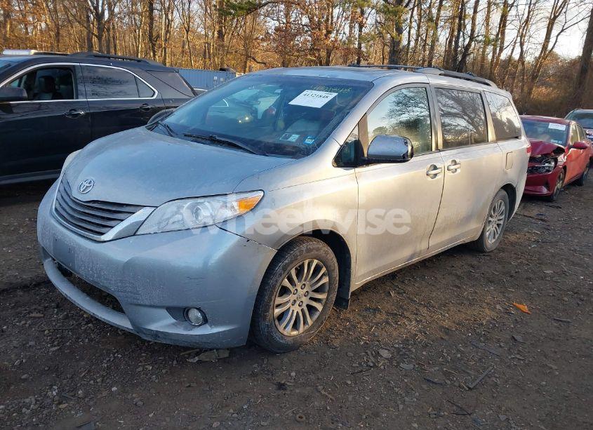 Photo 2 of 2014 Toyota Sienna XLE V6 8 PASSENGER (VIN 5TDYK3DC6ES450243)