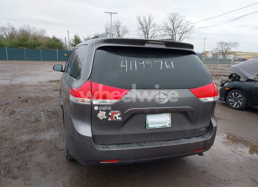 Photo 3 of 2014 Toyota Sienna XLE V6 8 PASSENGER (VIN 5TDYK3DC6ES454454)