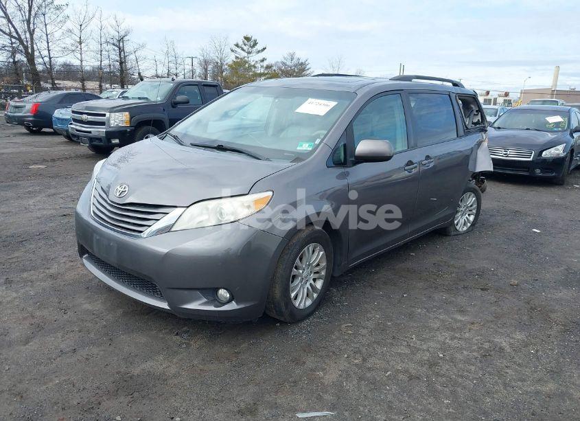 Photo 2 of 2014 Toyota Sienna XLE V6 8 PASSENGER (VIN 5TDYK3DC6ES514460)