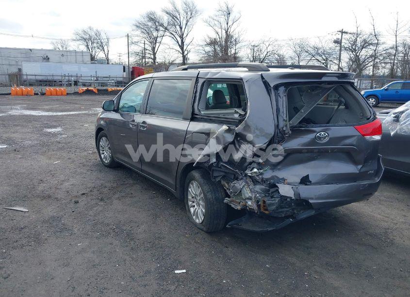 Photo 3 of 2014 Toyota Sienna XLE V6 8 PASSENGER (VIN 5TDYK3DC6ES514460)