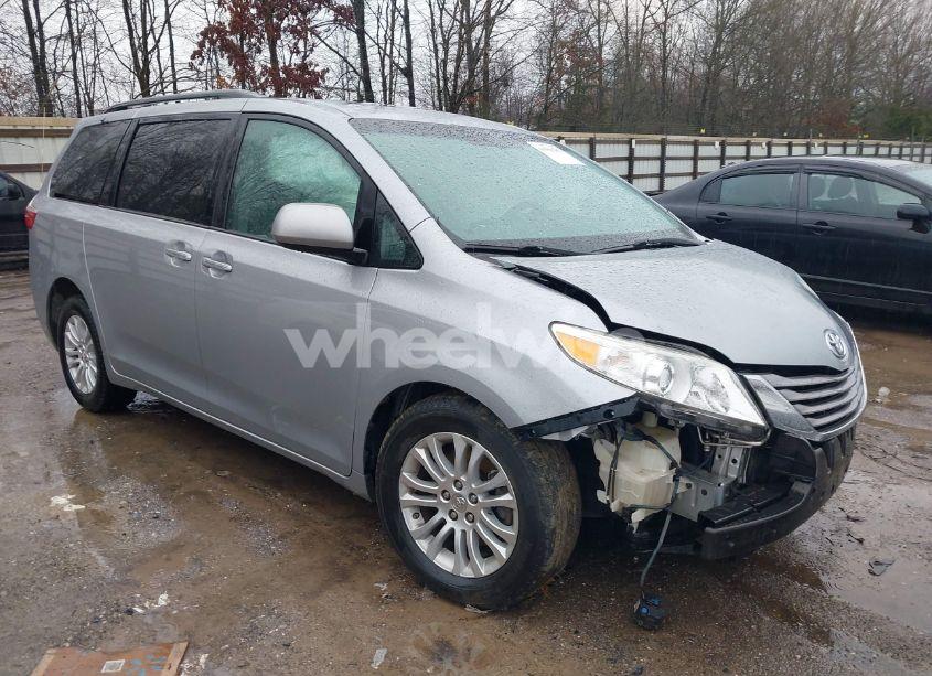 2015 Toyota Sienna XLE 8 PASSENGER (VIN 5TDYK3DC6FS582131) main photo