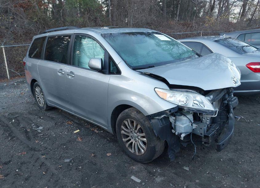 2015 Toyota Sienna XLE 8 PASSENGER (VIN 5TDYK3DC6FS604547) main photo