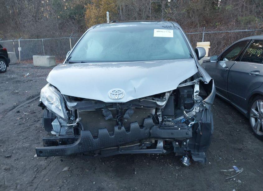 Photo 13 of 2015 Toyota Sienna XLE 8 PASSENGER (VIN 5TDYK3DC6FS604547)