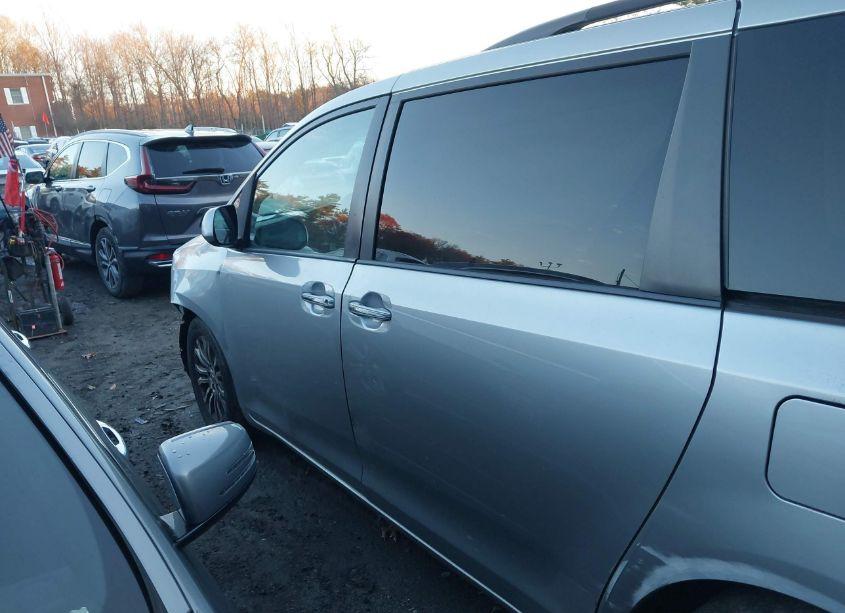 Photo 15 of 2015 Toyota Sienna XLE 8 PASSENGER (VIN 5TDYK3DC6FS604547)