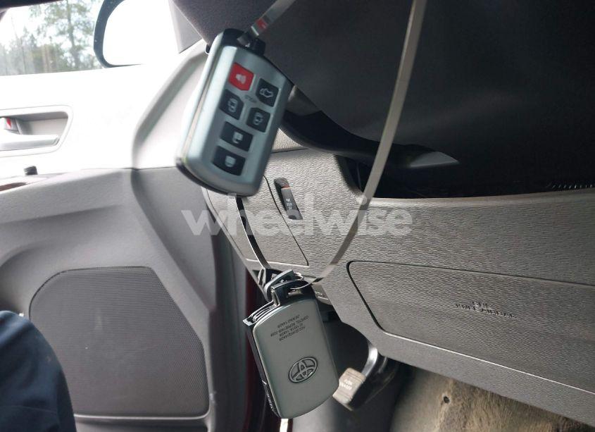 Photo 11 of 2015 Toyota Sienna XLE 8 PASSENGER (VIN 5TDYK3DC6FS649780)