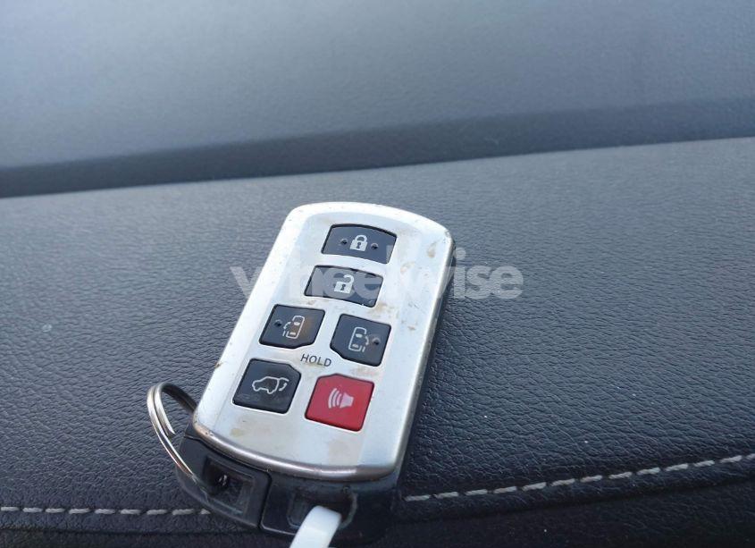 Photo 11 of 2016 Toyota Sienna XLE 8 PASSENGER (VIN 5TDYK3DC6GS711034)