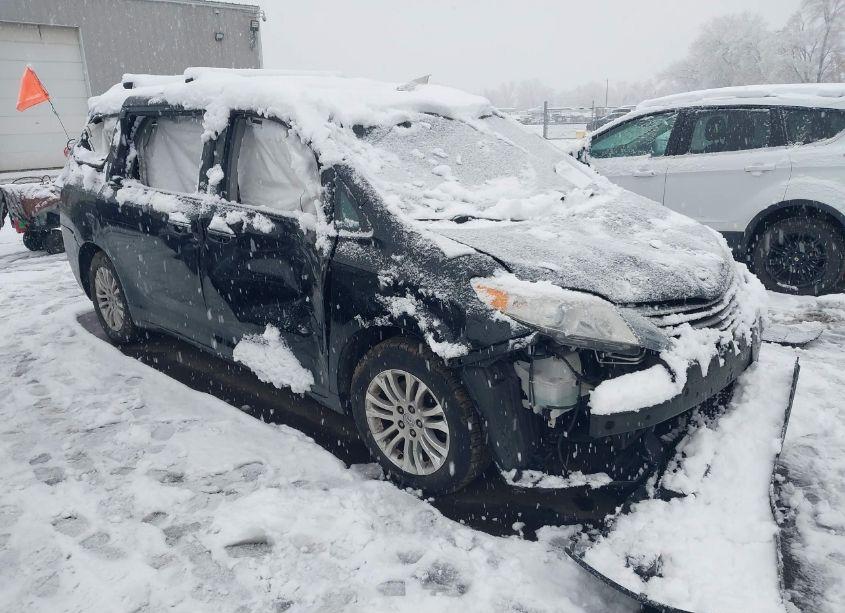 2016 Toyota Sienna XLE 8 PASSENGER (VIN 5TDYK3DC6GS718436) main photo