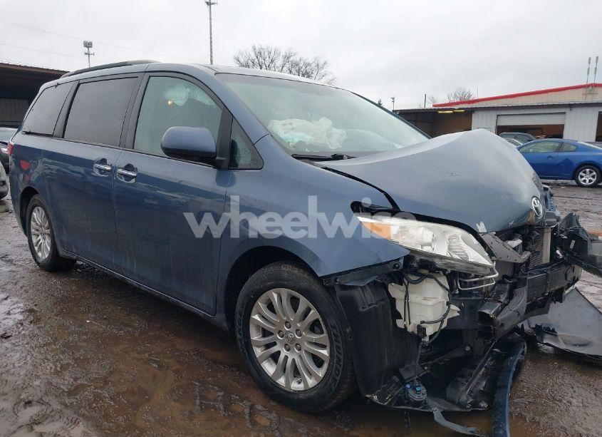 2016 Toyota Sienna XLE 8 PASSENGER (VIN 5TDYK3DC6GS724835) main photo