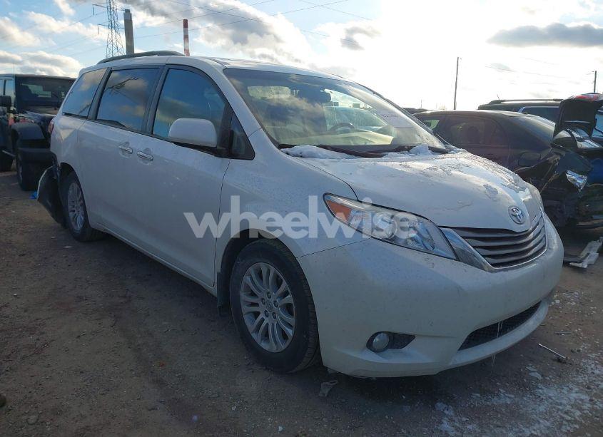 2016 Toyota Sienna XLE PREMIUM 8 PASSENGER (VIN 5TDYK3DC6GS754580) main photo