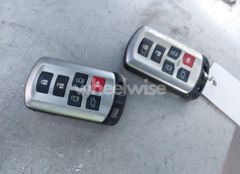 Photo 11 of 2016 Toyota Sienna XLE PREMIUM 8 PASSENGER (VIN 5TDYK3DC6GS754580)