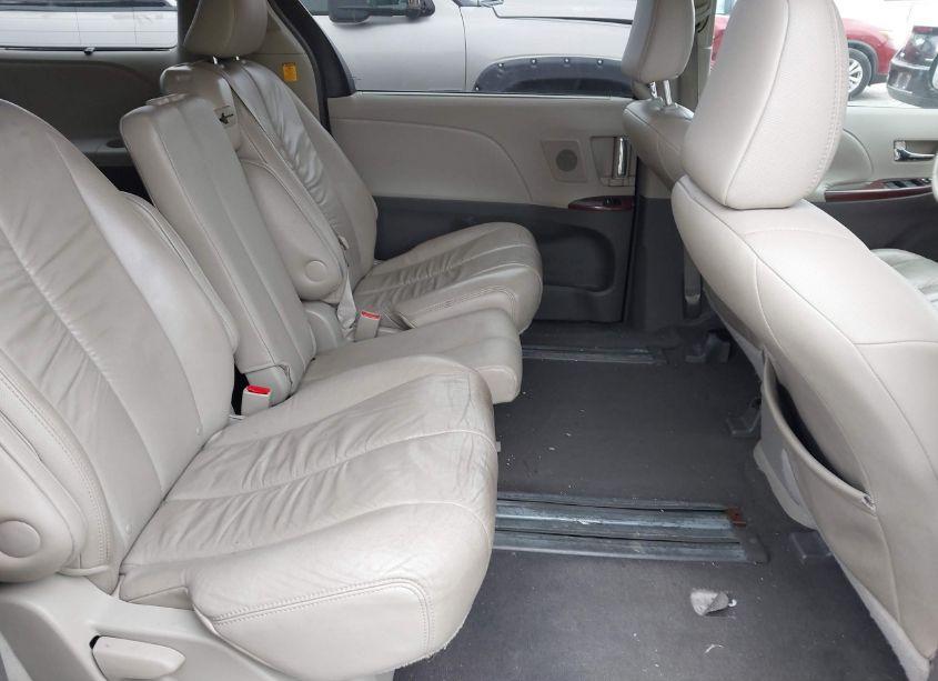 Photo 8 of 2011 Toyota Sienna XLE/LIMITED (VIN 5TDYK3DC7BS011788)