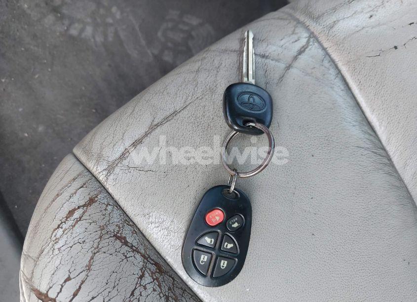 Photo 11 of 2011 Toyota Sienna XLE V6 (VIN 5TDYK3DC7BS051241)