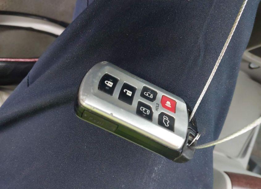 Photo 11 of 2011 Toyota Sienna XLE V6 (VIN 5TDYK3DC7BS116511)