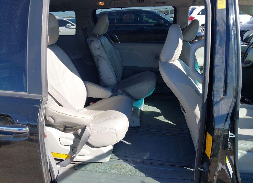 Photo 8 of 2011 Toyota Sienna XLE V6 (VIN 5TDYK3DC7BS116511)