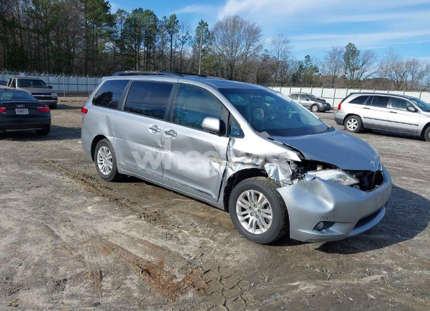 2011 Toyota Sienna XLE V6 (VIN 5TDYK3DC7BS159469) main photo