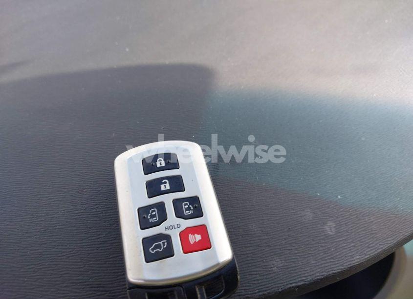 Photo 11 of 2011 Toyota Sienna XLE V6 (VIN 5TDYK3DC7BS159469)