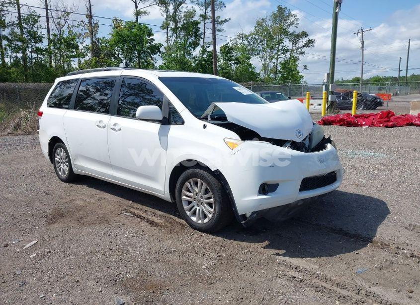 2011 Toyota Sienna XLE V6 (VIN 5TDYK3DC7BS174750) main photo