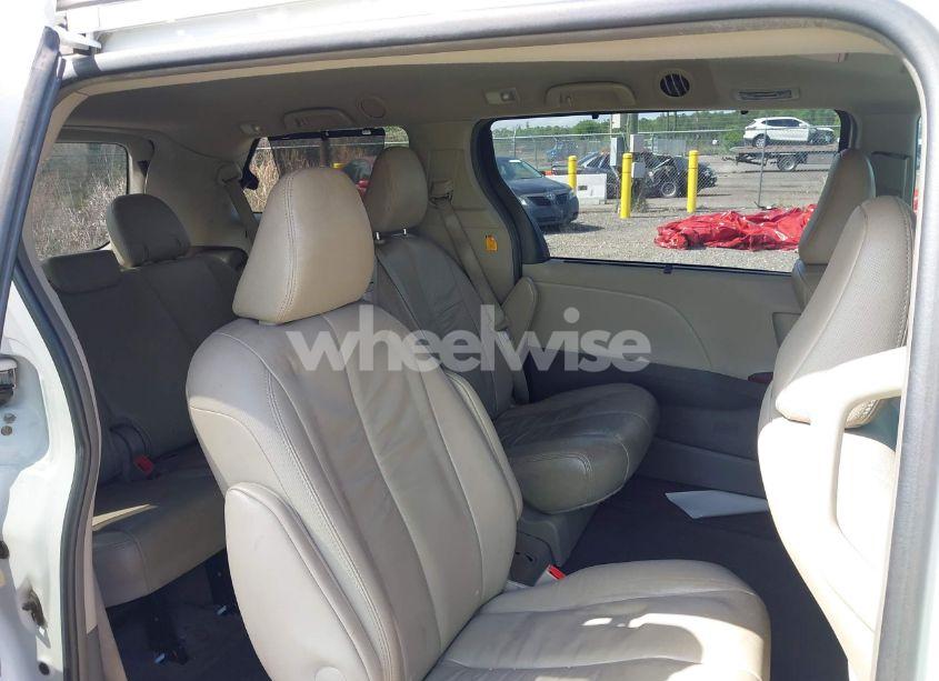 Photo 8 of 2011 Toyota Sienna XLE V6 (VIN 5TDYK3DC7BS174750)