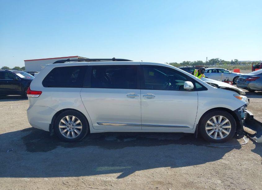 Photo 12 of 2013 Toyota Sienna XLE/LIMITED (VIN 5TDYK3DC7DS287827)