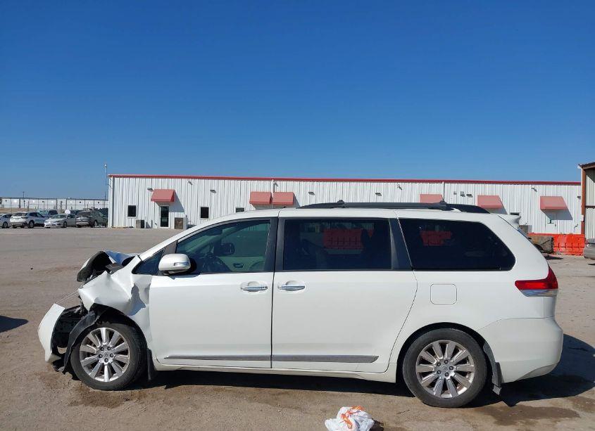 Photo 13 of 2013 Toyota Sienna XLE/LIMITED (VIN 5TDYK3DC7DS287827)