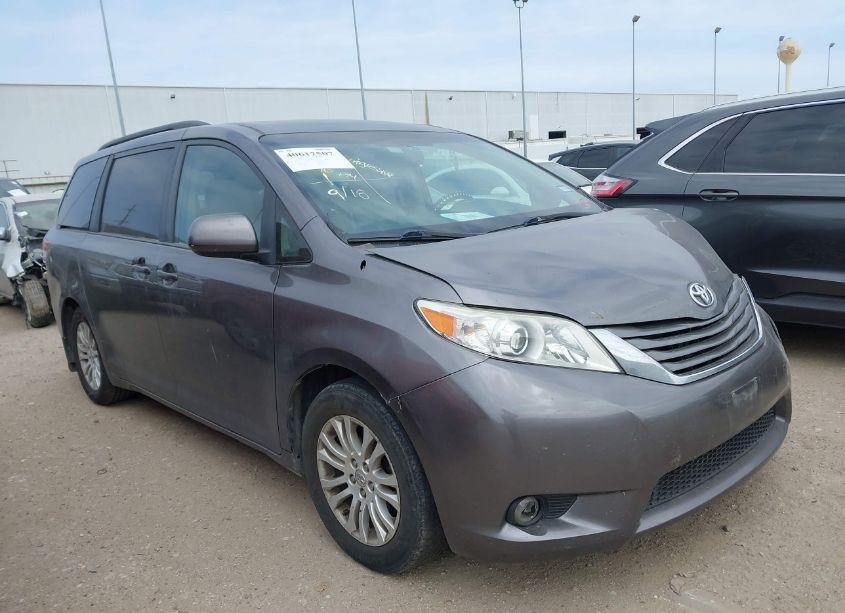 2013 Toyota Sienna XLE V6 8 PASSENGER (VIN 5TDYK3DC7DS288069) main photo