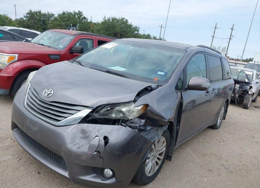 Photo 2 of 2013 Toyota Sienna XLE V6 8 PASSENGER (VIN 5TDYK3DC7DS288069)