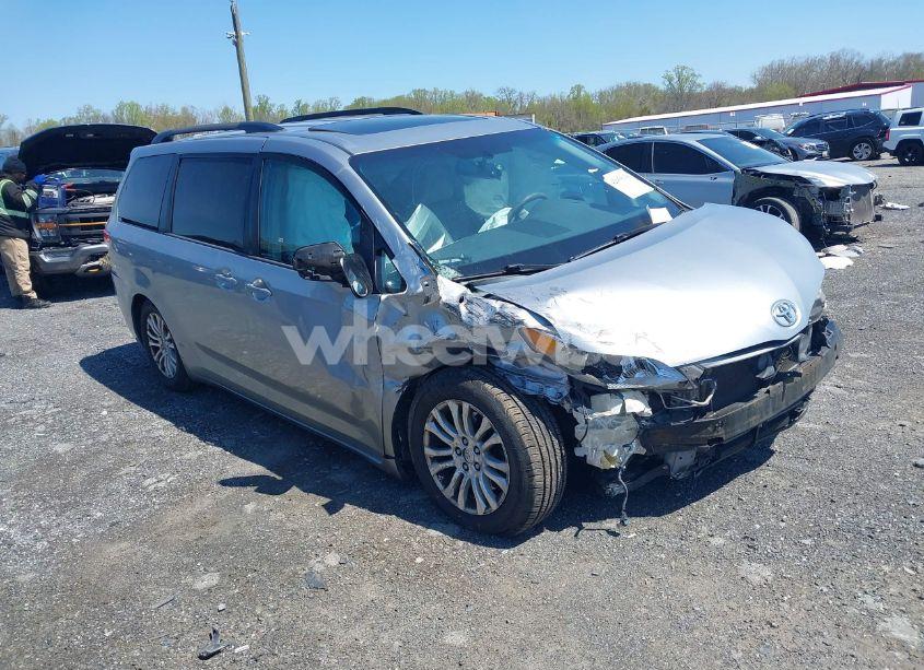 2013 Toyota Sienna XLE V6 8 PASSENGER (VIN 5TDYK3DC7DS299024) main photo