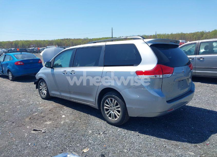 Photo 3 of 2013 Toyota Sienna XLE V6 8 PASSENGER (VIN 5TDYK3DC7DS299024)