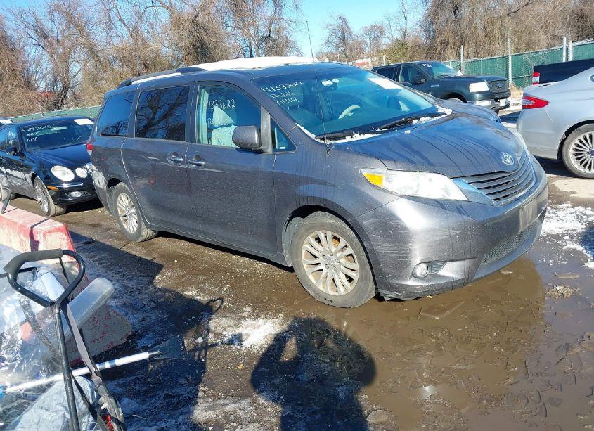 2014 Toyota Sienna XLE/LIMITED (VIN 5TDYK3DC7ES459856) main photo