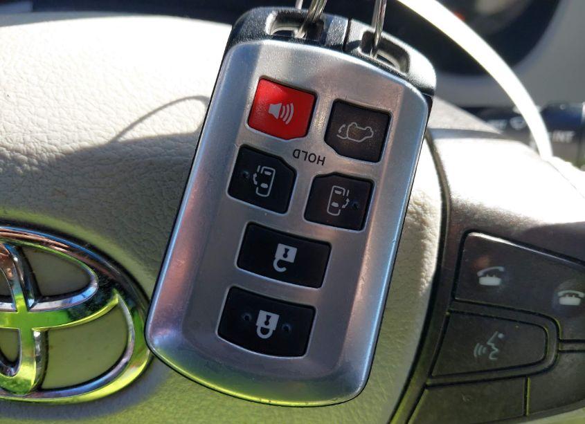 Photo 11 of 2014 Toyota Sienna XLE/LIMITED (VIN 5TDYK3DC7ES459856)
