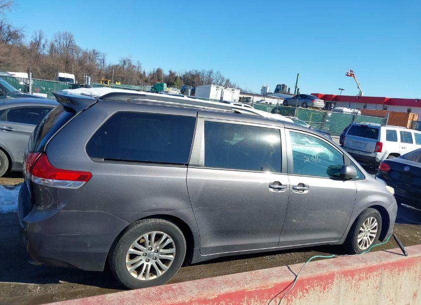 Photo 13 of 2014 Toyota Sienna XLE/LIMITED (VIN 5TDYK3DC7ES459856)