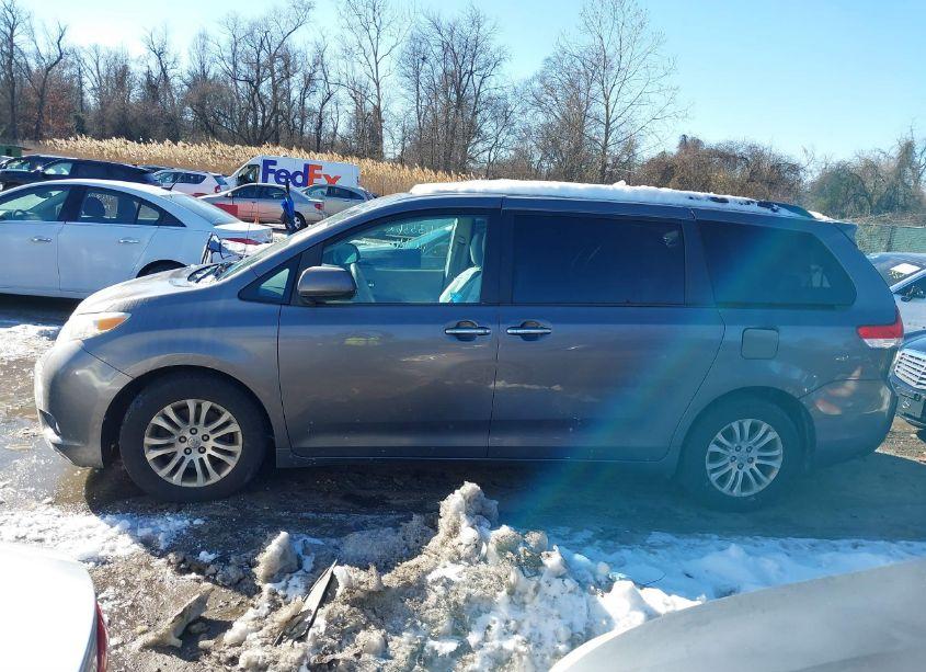 Photo 14 of 2014 Toyota Sienna XLE/LIMITED (VIN 5TDYK3DC7ES459856)