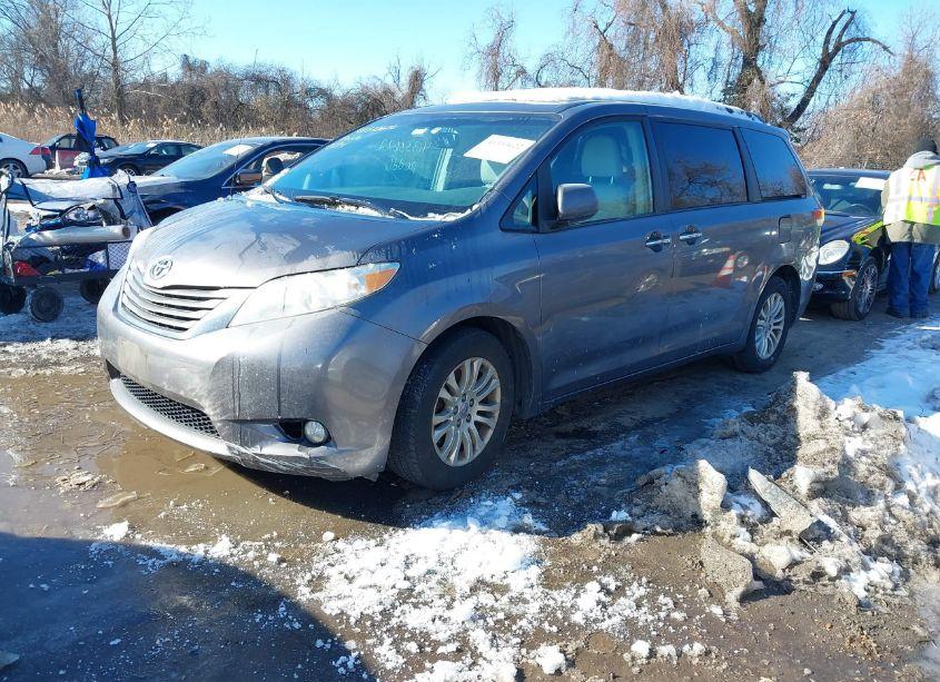 Photo 2 of 2014 Toyota Sienna XLE/LIMITED (VIN 5TDYK3DC7ES459856)